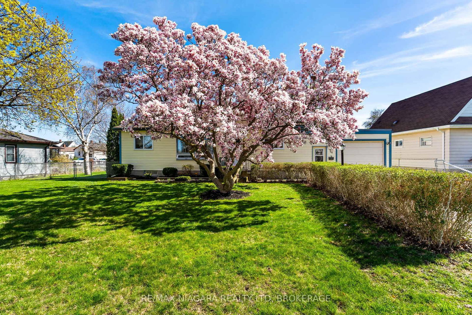 Detached House for sale at 74 Lincoln Avenue, St. Catharines, Oakdale, L2P 2C6 - MLS: X12109977