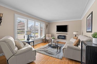77 Hill Crest, Hamilton - Ancaster image-0-4