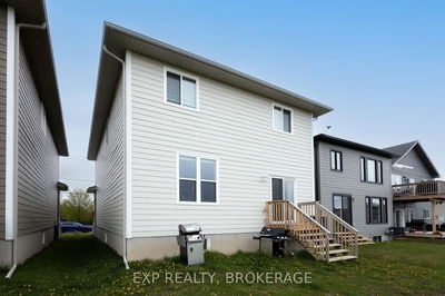 16 Park Cres, Loyalist - Amherstview image-0-4