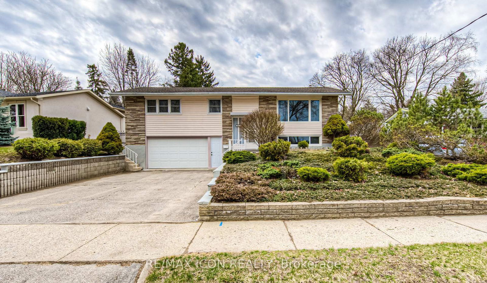Detached House sold at 211 Lakeside Drive, Kitchener, N2M 4C7 - MLS: X12111622