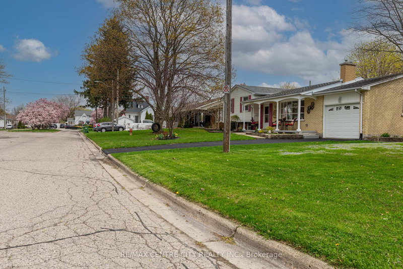 8 Parkview Dr, St. Thomas, N5R 4B5 | Image 2