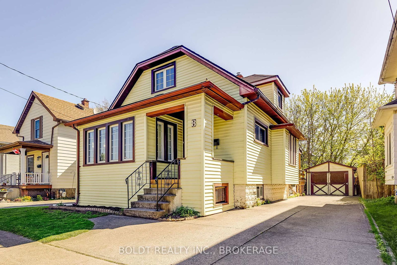 Detached House for sale at 8 Chelsea Street, St. Catharines, E. Chester, L2P 3B8 - MLS: X12112010