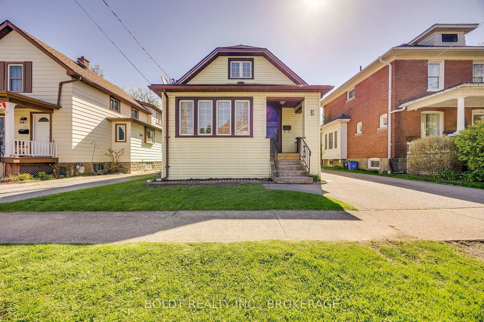 Detached House for sale at 8 Chelsea Street, St. Catharines, E. Chester, L2P 3B8 - MLS: X12112010