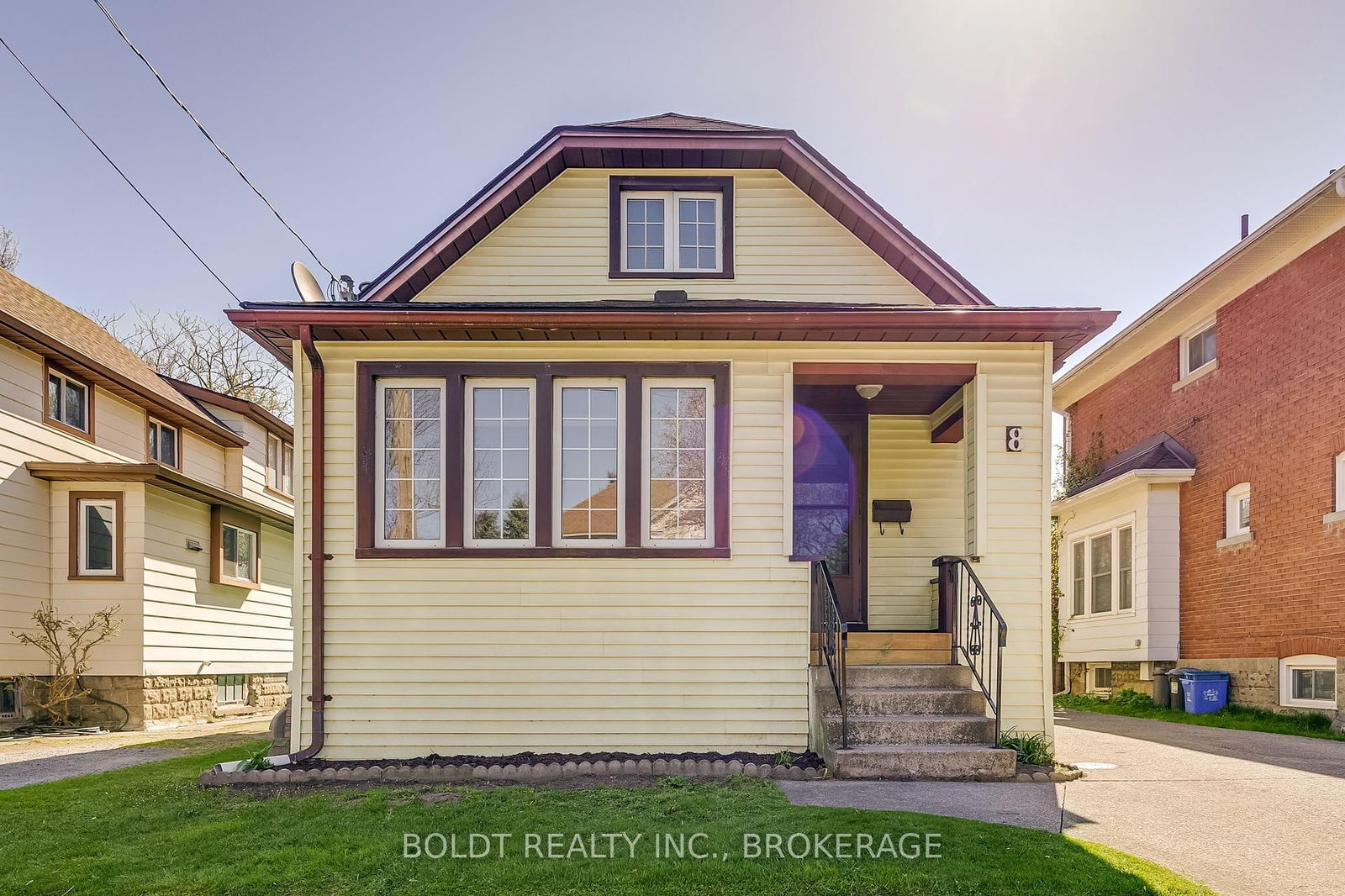 Detached House for sale at 8 Chelsea Street, St. Catharines, E. Chester, L2P 3B8 - MLS: X12112010