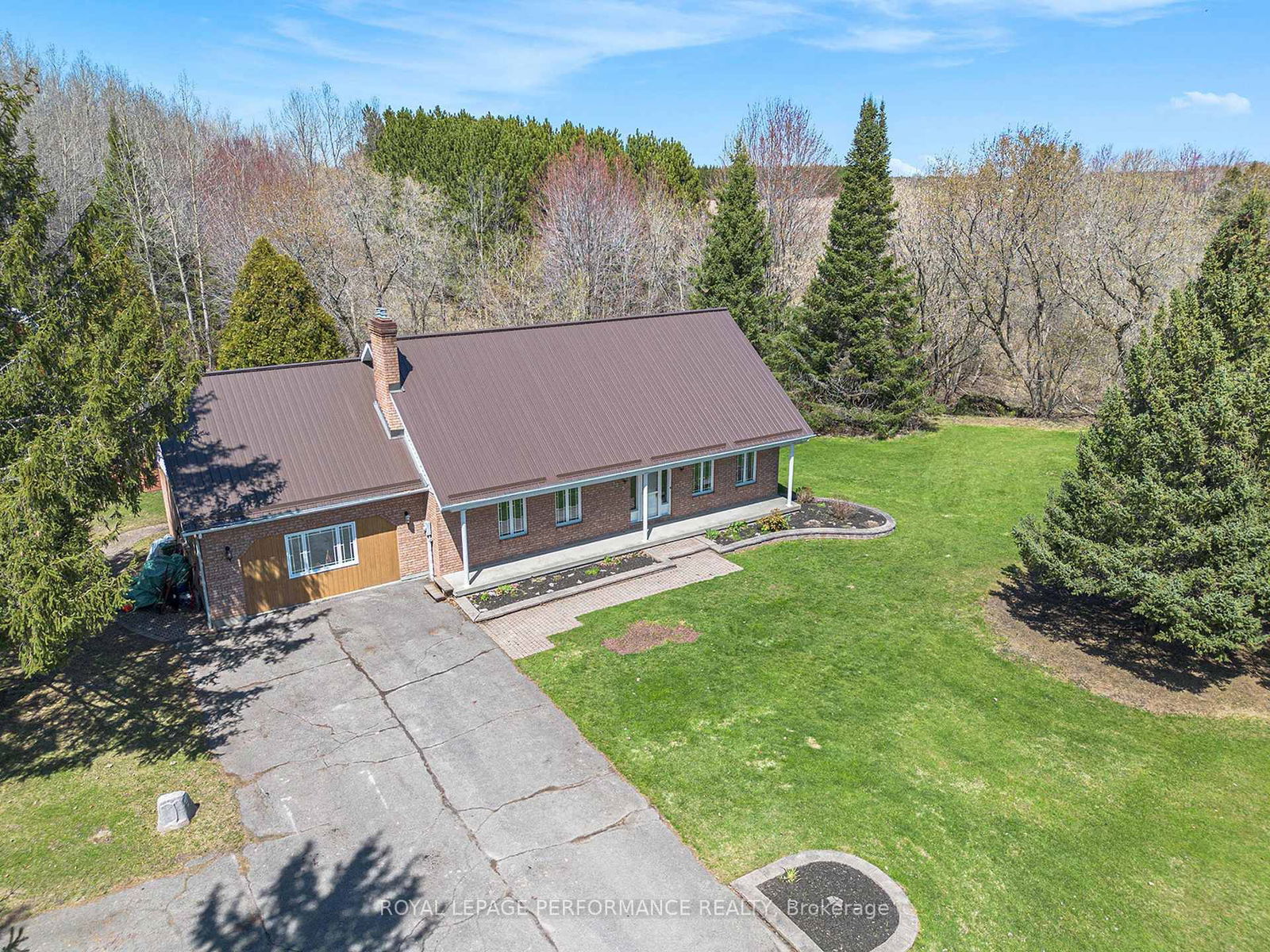 Detached House for sale at 1395 Notre-Dame Street, Russell, Russell Twp, K0A 1W0 - MLS: X12112304
