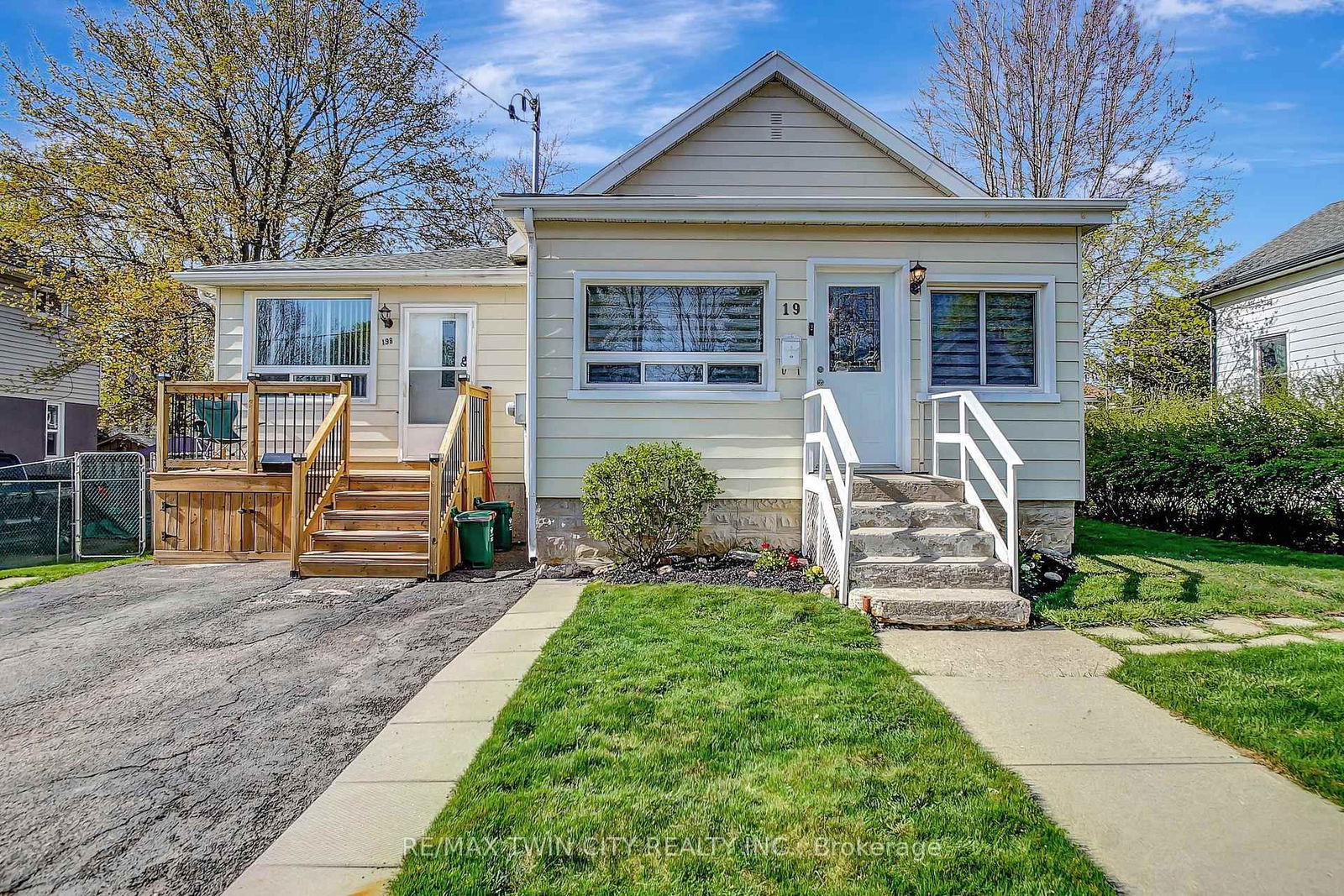 Detached House for sale at 19 Waterside Avenue, Cambridge, N1R 1E8 - MLS: X12112649