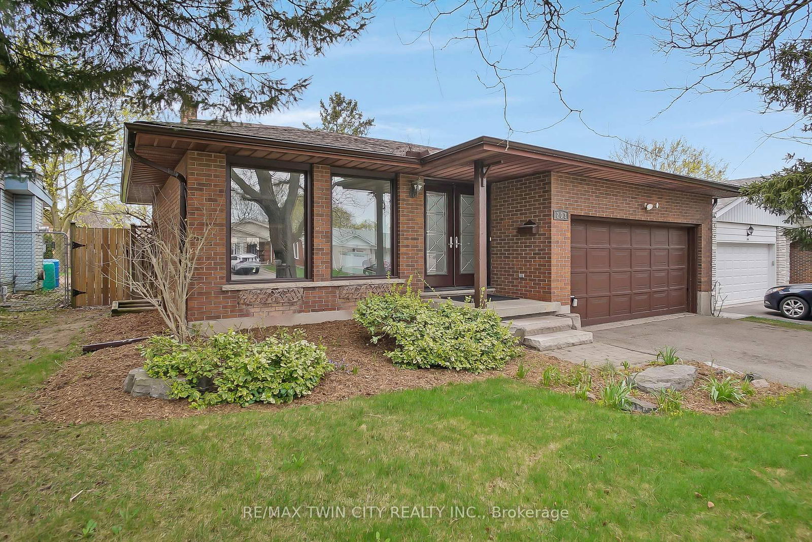 Detached House for sale at 203 Farrier Drive, Kitchener, N2P 1J1 - MLS: X12112920