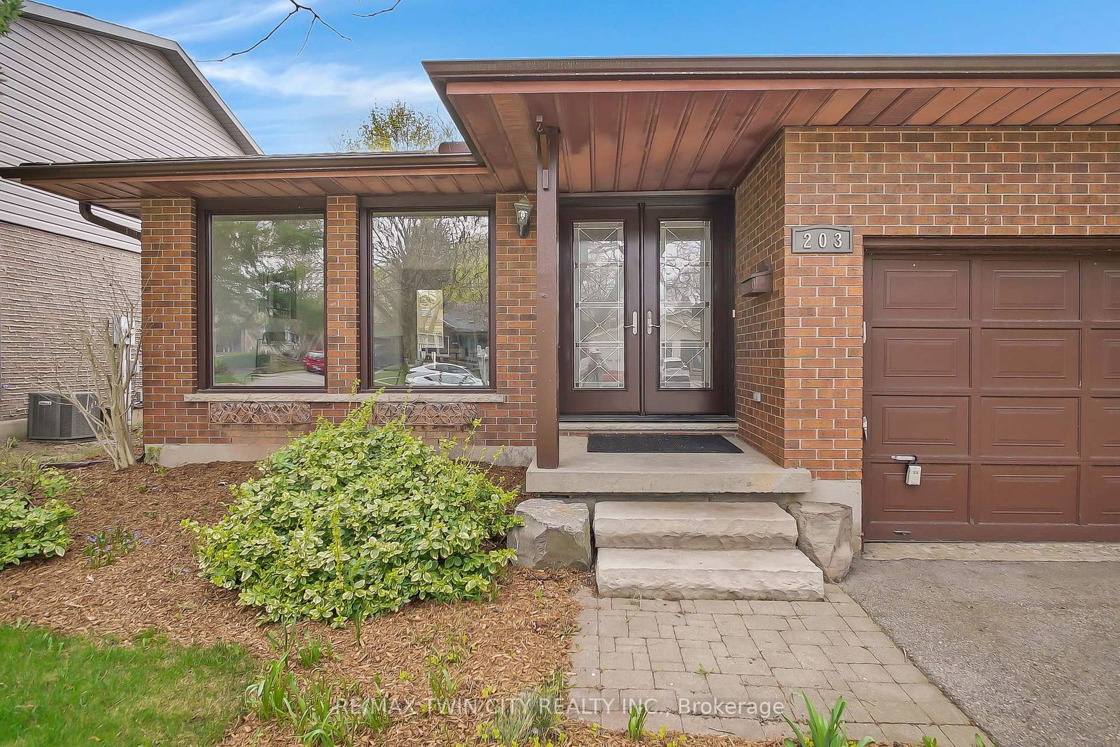 Detached House for sale at 203 Farrier Drive, Kitchener, N2P 1J1 - MLS: X12112920