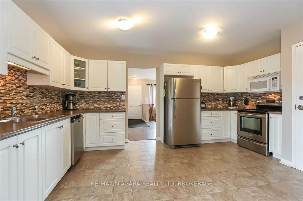 Detached House for sale at 41 Meadowvale Drive, St. Catharines, L2N 3Z6 - MLS: X12113751