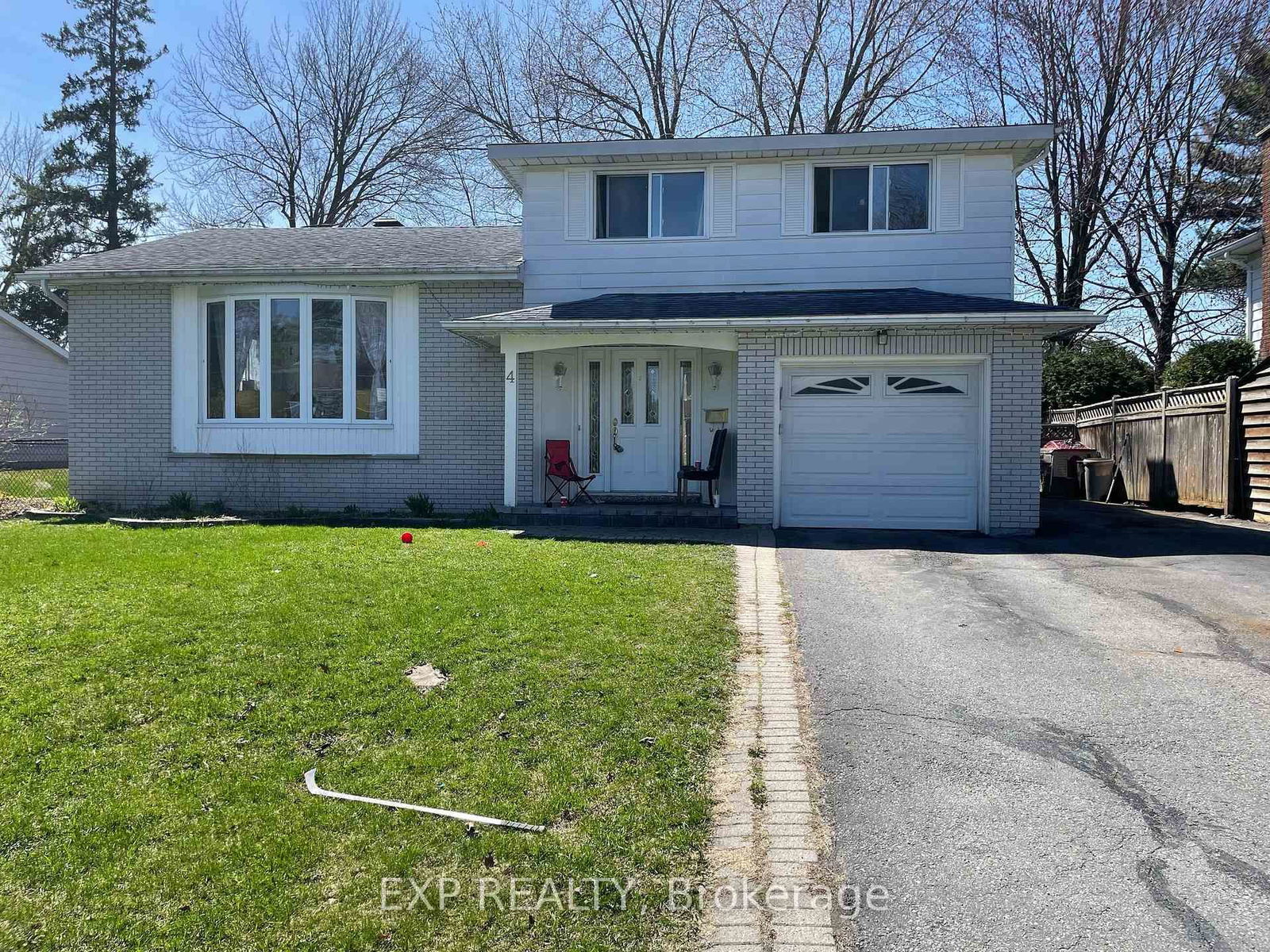 Detached House for sale at 4 PARKLANE Court, Ottawa, Blackburn Hamlet, K1B 3H2 - MLS: X12114168
