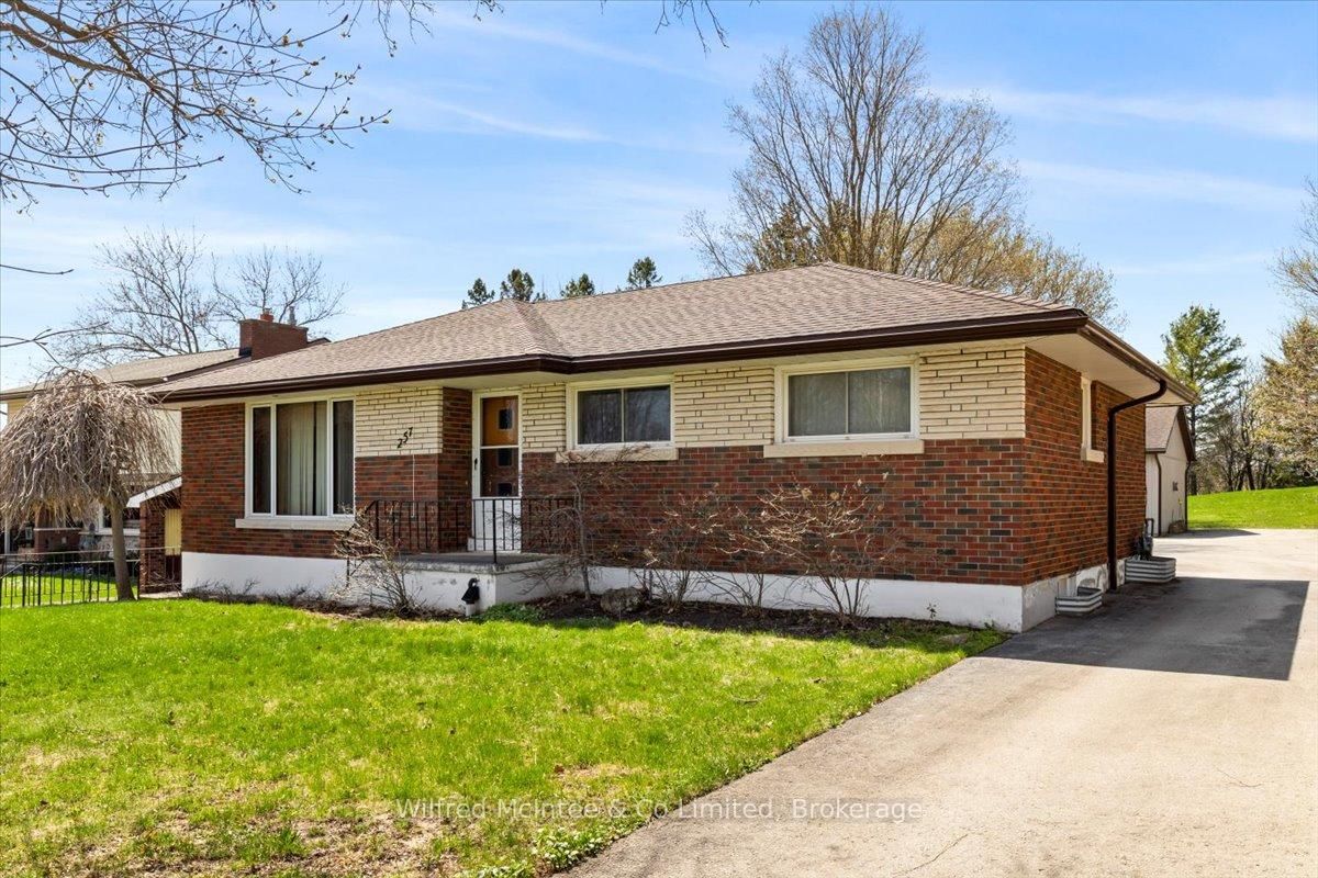 Detached House sold at 257 Thomas Street, Brockton, Brockton, N0G 2V0 - MLS: X12114601
