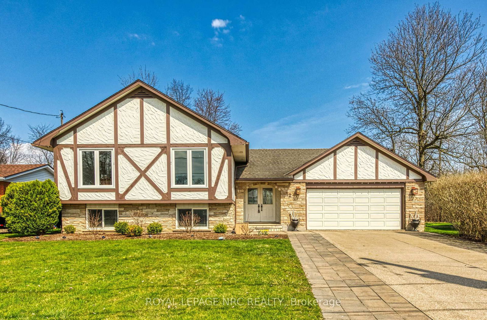 Detached House for sale at 12 Englewood Court, Fort Erie, Crescent Park, L2A 5X5 - MLS: X12115081