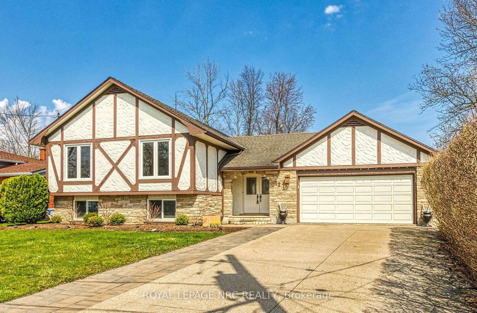 Detached House for sale at 12 Englewood Court, Fort Erie, Crescent Park, L2A 5X5 - MLS: X12115081