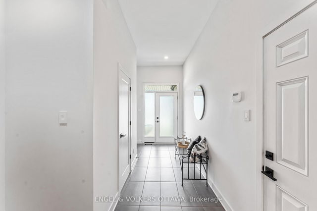 799 Cairn Crescent