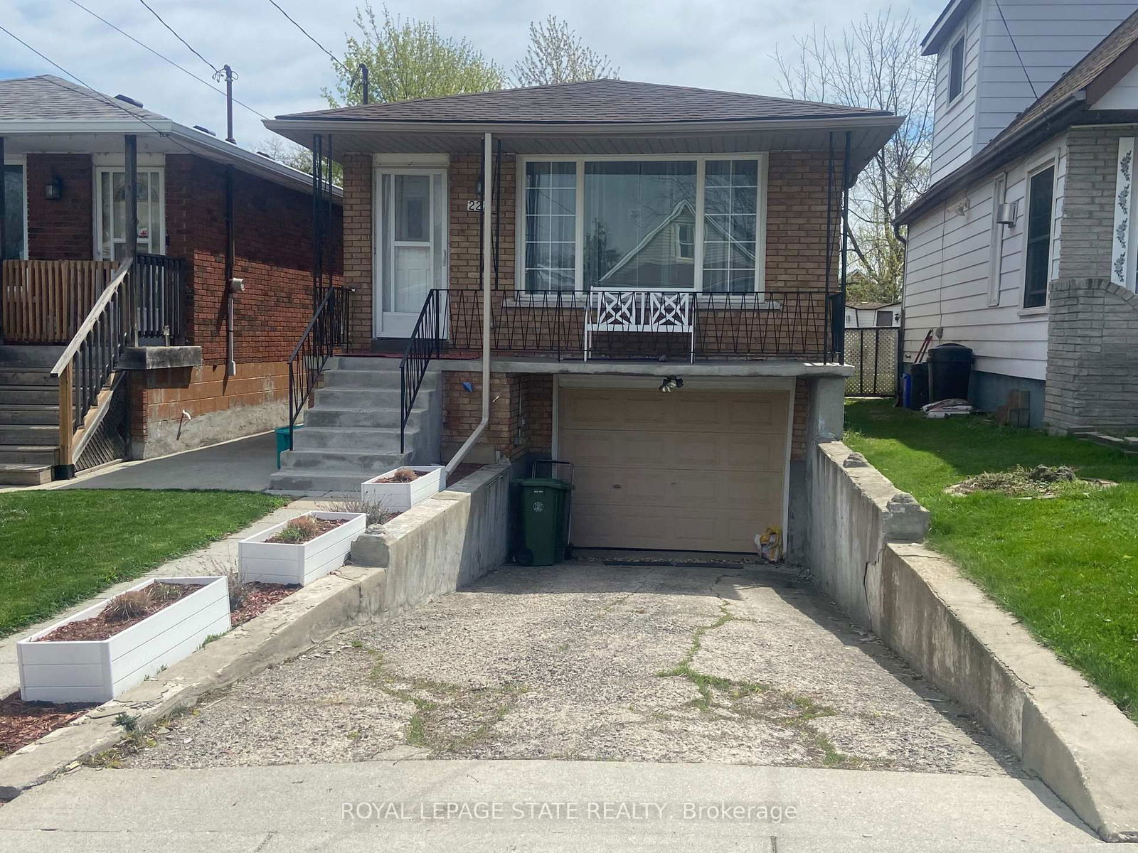 Detached House for sale at 221 East 24th Street, Hamilton, Eastmount, L8V 2Y5 - MLS: X12115314