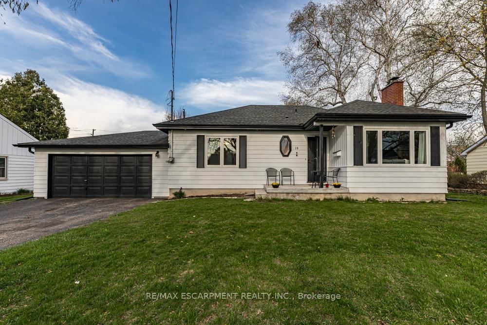 Detached House for sale at 14 Danbury Street, Hamilton, Dundas, L9H 4P5 - MLS: X12115962