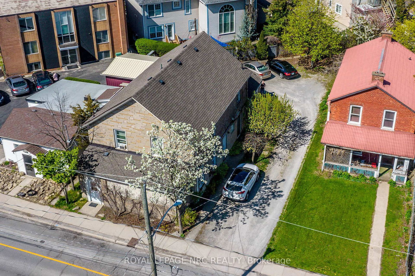 Semi-Detached House sold at 33 Lake Street, St. Catharines, Downtown, L2R 5W9 - MLS: X12116164