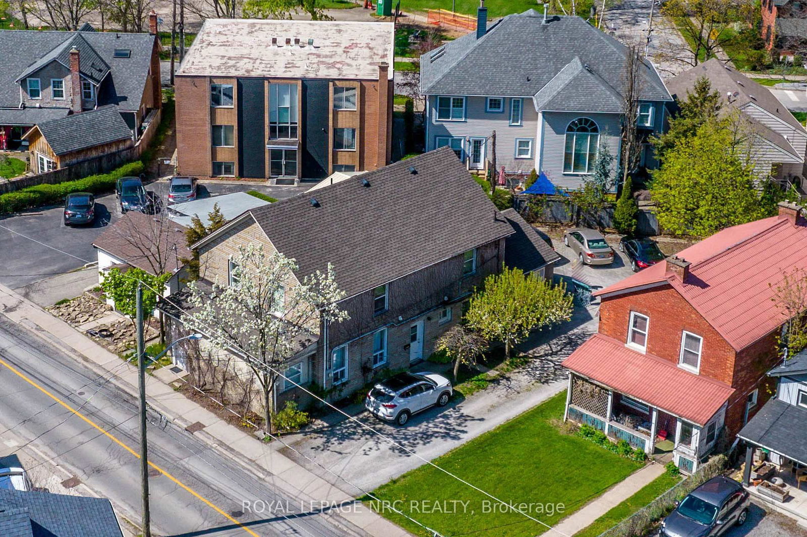 Semi-Detached House sold at 33 Lake Street, St. Catharines, Downtown, L2R 5W9 - MLS: X12116164