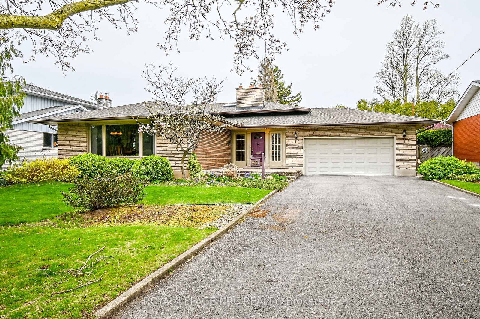 Detached House sold at 57 Royal York Road, St. Catharines, Lakeshore, L2N 2N7 - MLS: X12116440