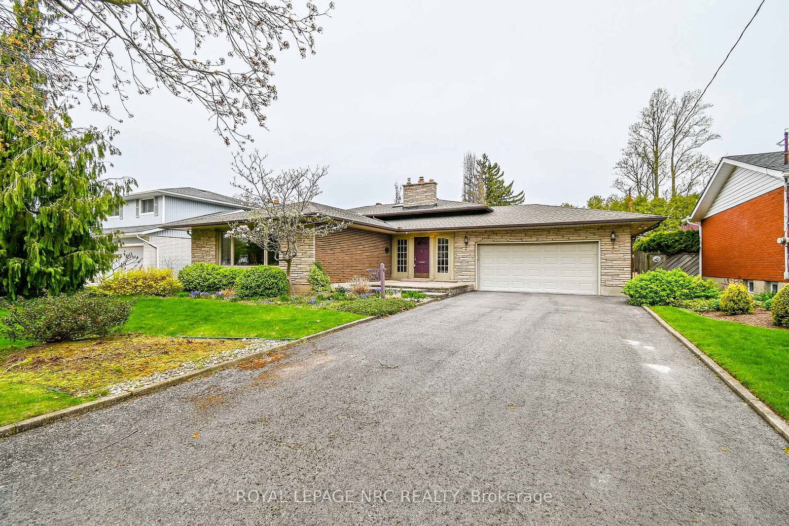 Detached House sold at 57 Royal York Road, St. Catharines, Lakeshore, L2N 2N7 - MLS: X12116440
