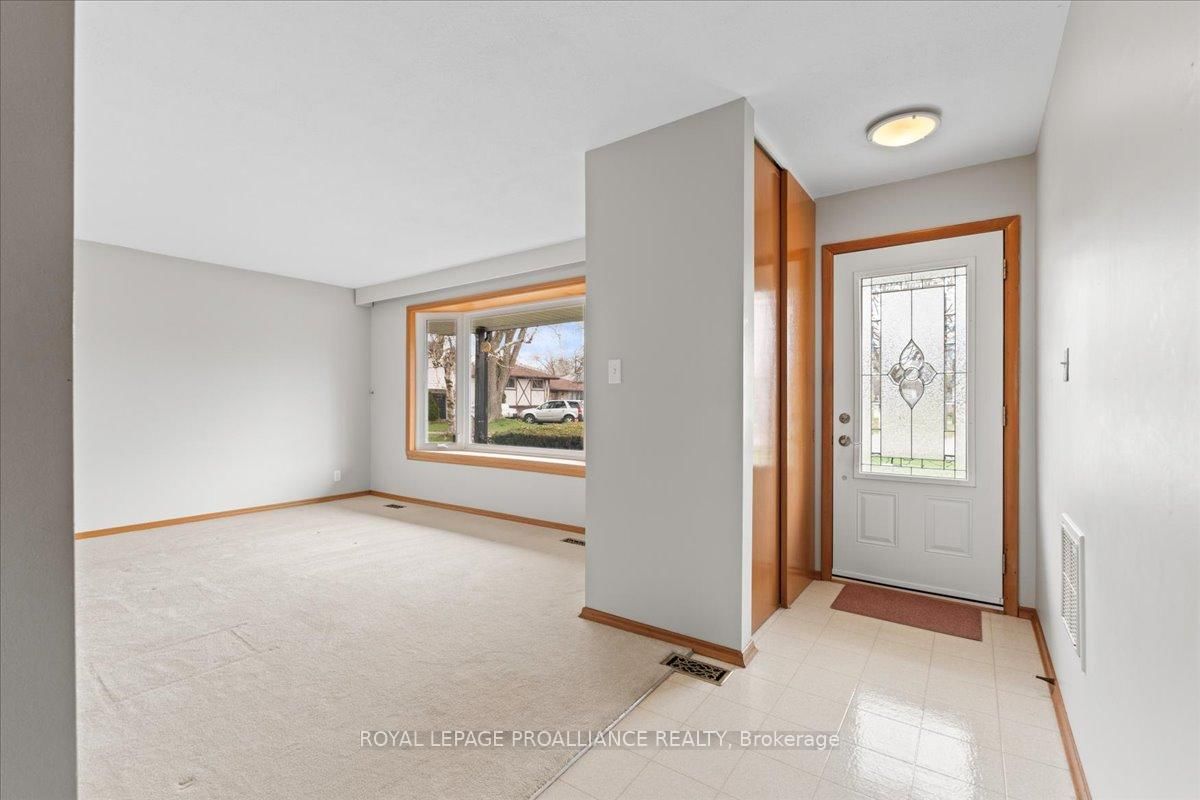 Detached House for sale at 15 Glenarden Crescent, Belleville, Belleville Ward, K8P 2B9 - MLS: X12116559