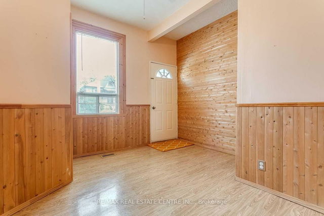 2 - 273 Rosslyn Avenue