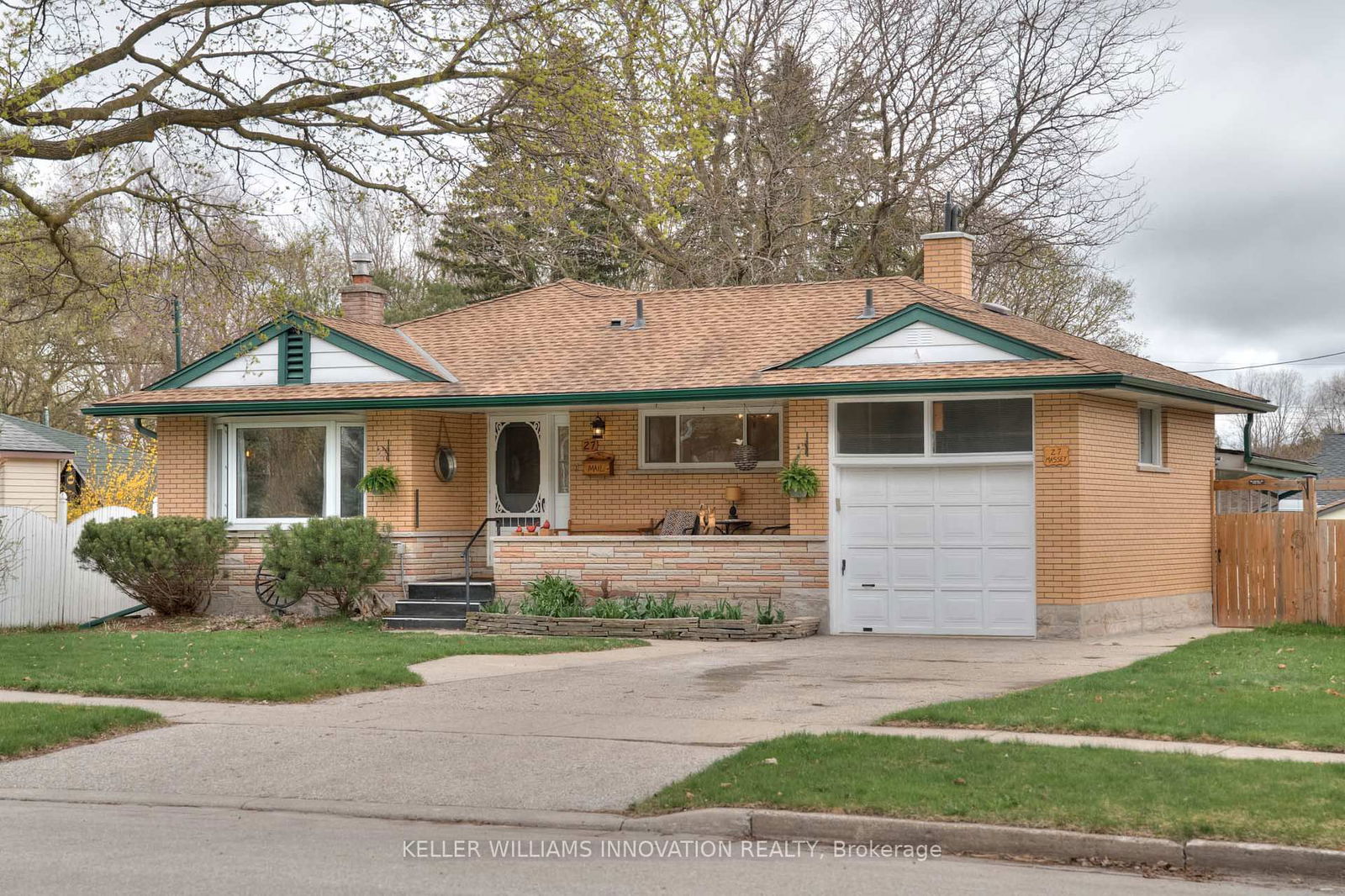 Detached House for sale at 27 Massey Avenue, Kitchener, N2C 1M4 - MLS: X12116944