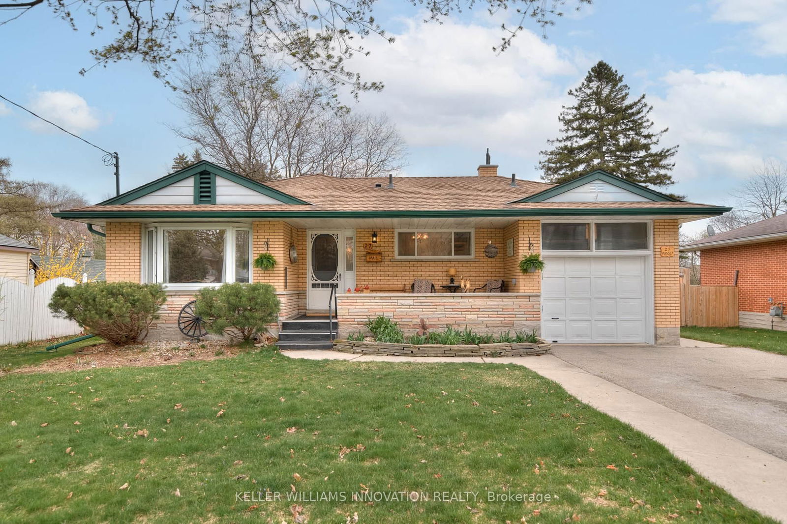 Detached House for sale at 27 Massey Avenue, Kitchener, N2C 1M4 - MLS: X12116944