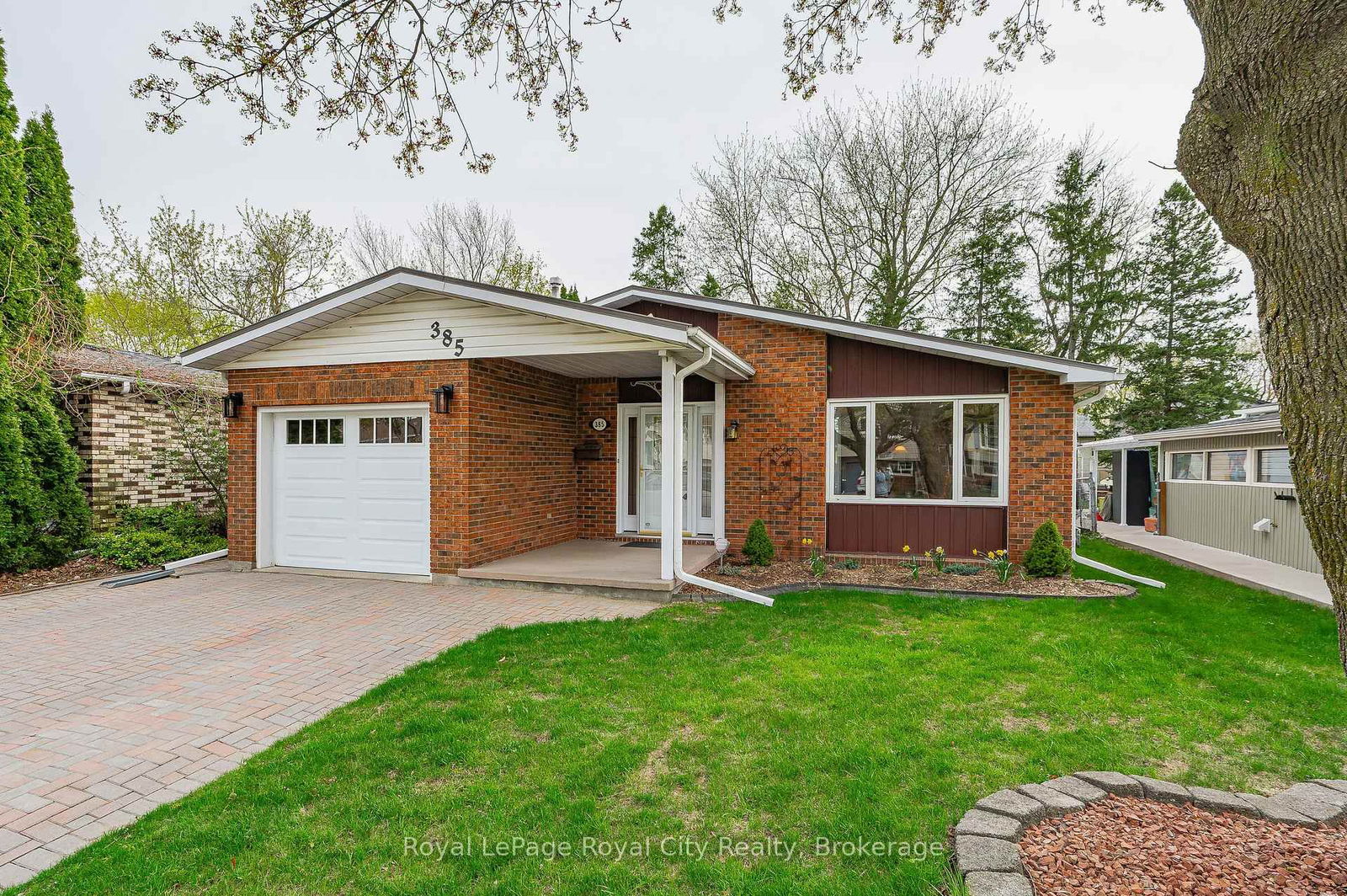 Detached House for sale at 385 Heritage Drive, Kitchener, N2B 3K9 - MLS: X12117090