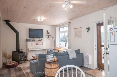 Unit 2 — 1011 PORTAGE St, Muskoka Lakes - Medora image-0-2