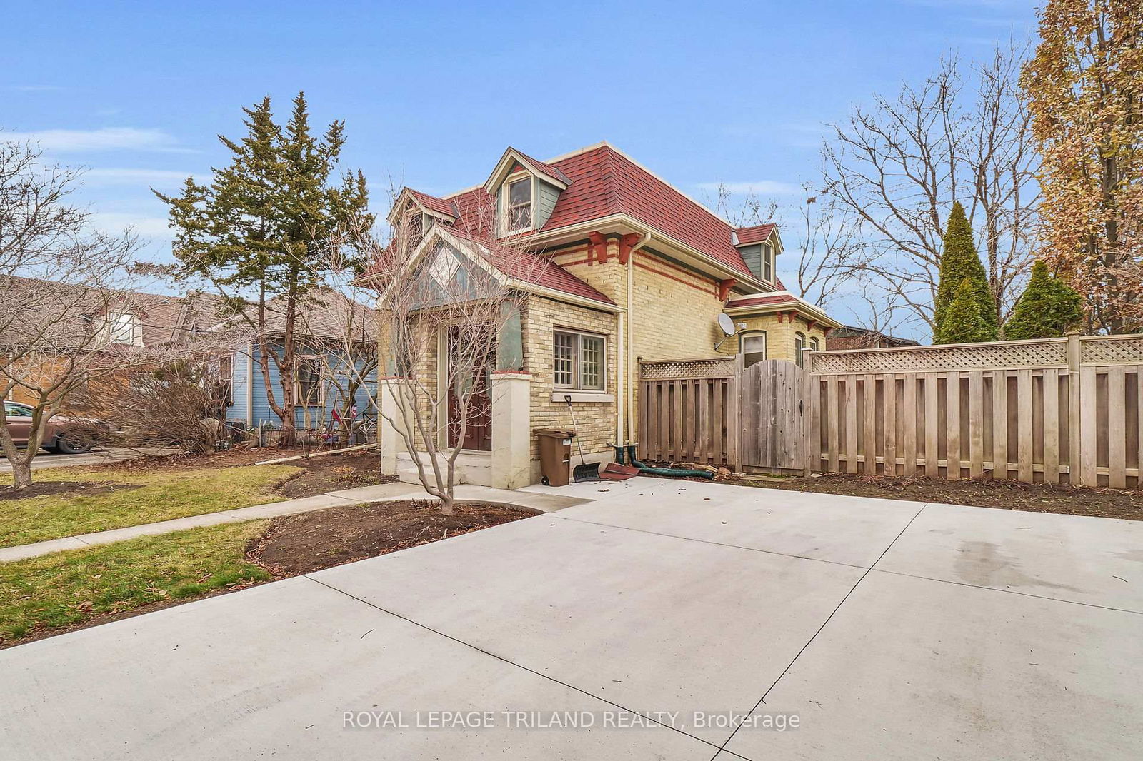 Detached House for sale at 16 EDWARD Street, London South, South F, N6C 3H1 - MLS: X12117130