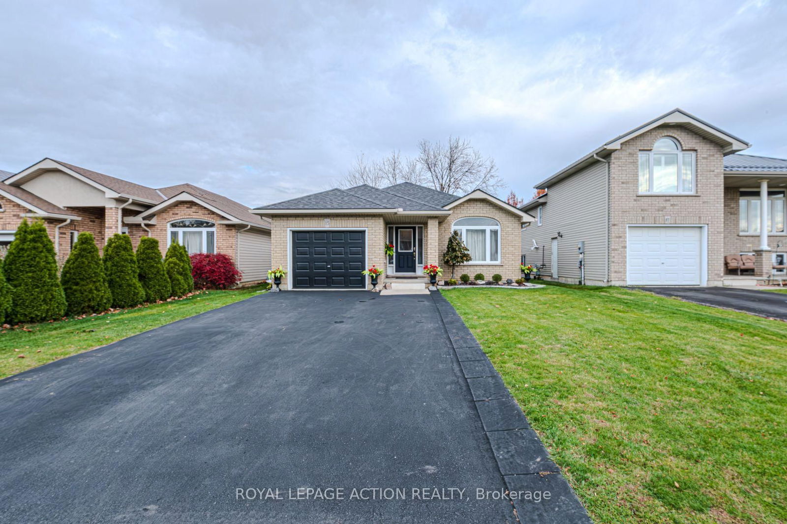Detached House for sale at 15 Landon Avenue, Norfolk, Simcoe, N3Y 5J8 - MLS: X12117761