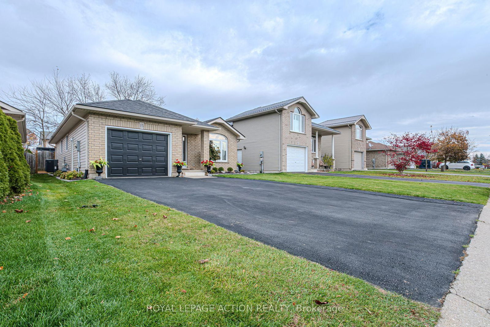 Detached House for sale at 15 Landon Avenue, Norfolk, Simcoe, N3Y 5J8 - MLS: X12117761