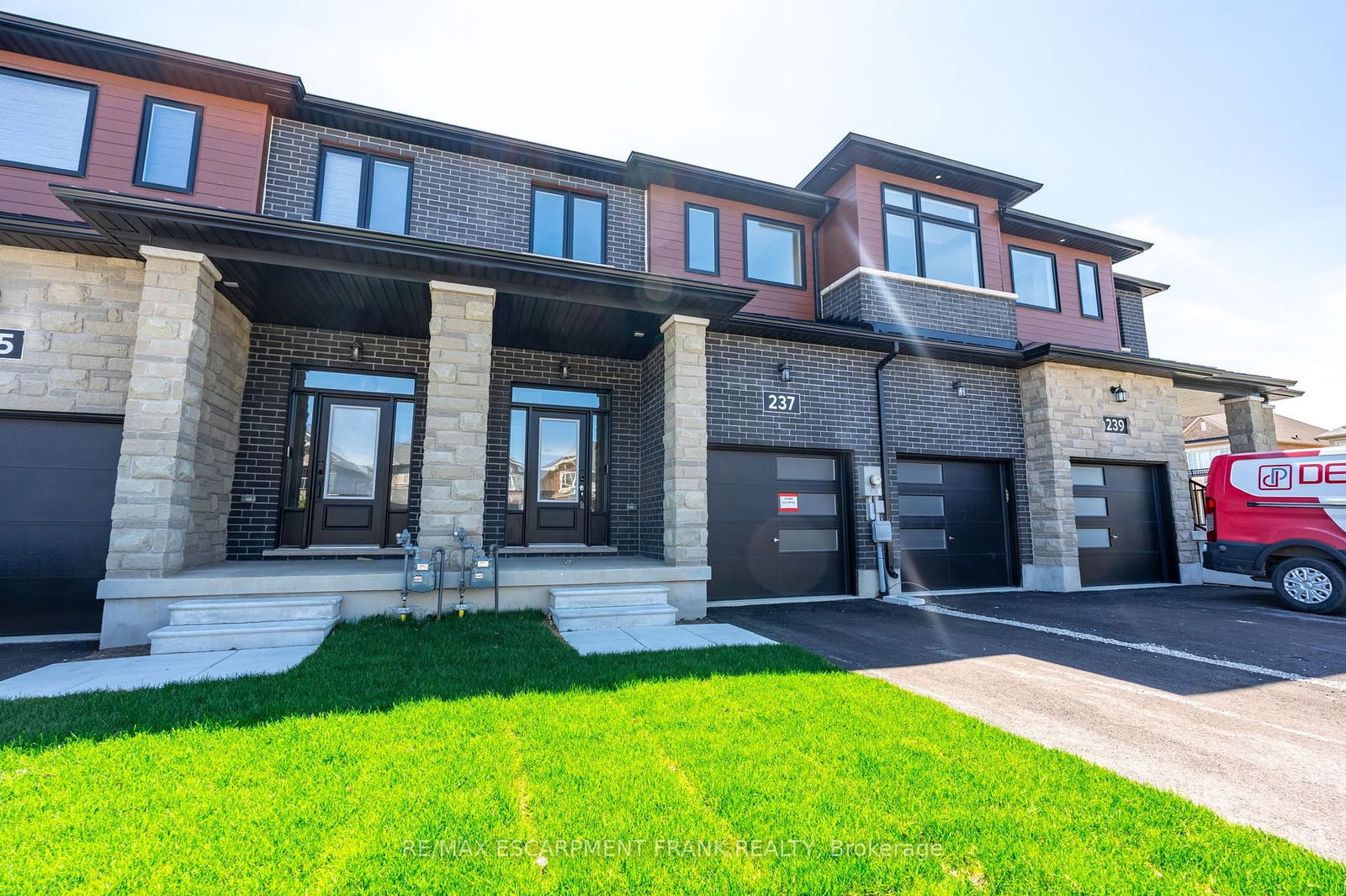 Townhouse for sale at 237 Lormont Boulevard, Hamilton, Stoney Creek Mountain, L8J 0K2 - MLS: X12117864