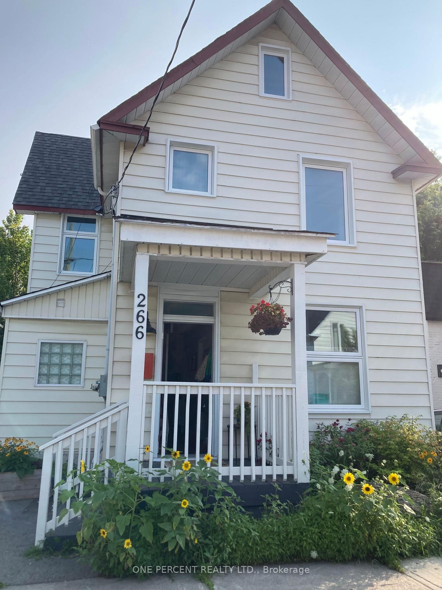 Detached House for sale at 266 Bradley Avenue, Ottawa, Vanier, K1L 7E9 - MLS: X12118058