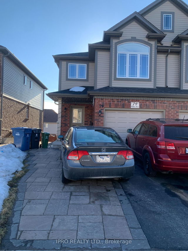 79 Oakes Crescent