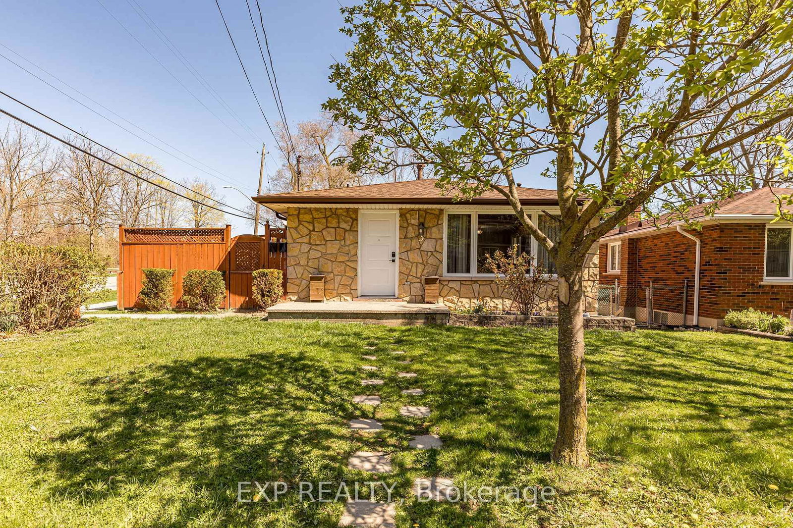 Detached House for sale at 3 Veevers Drive, Hamilton, Vincent, L8K 5P6 - MLS: X12118508