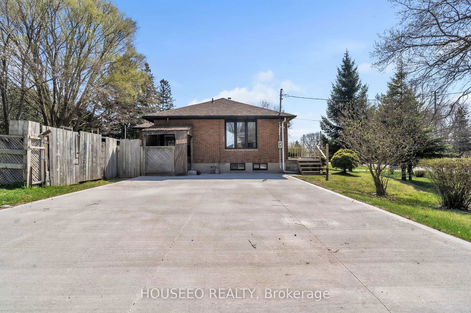 Detached House for sale at 1224 Hamilton Road, London East, East P, N5W 1B2 - MLS: X12118672