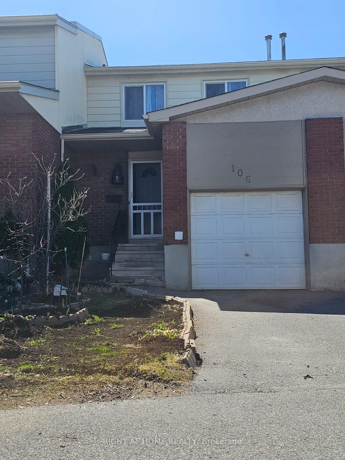 Townhouse sold at 2415 Southvale Crescent, Ottawa, Sheffield Glen/Industrial Park, K1B 4J5 - MLS: X12118755