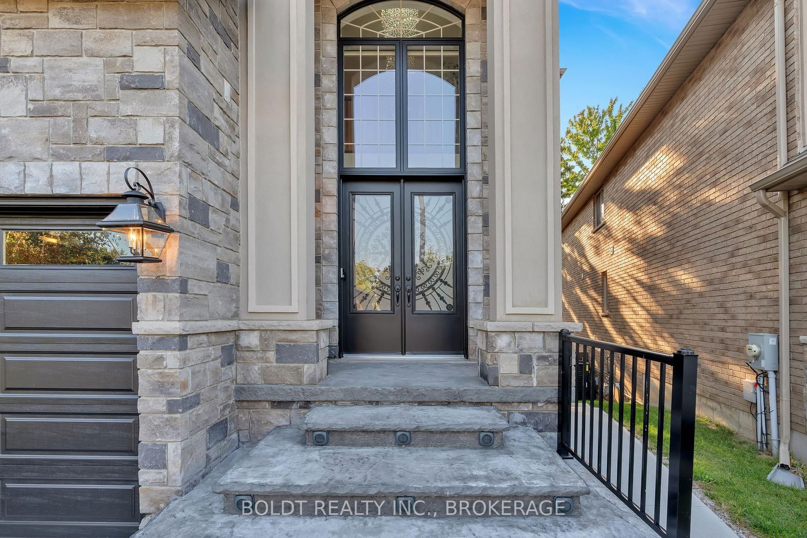 Detached House for sale at 47 Lorupe Court, Hamilton, Ancaster, L9G 0C8 - MLS: X12119362