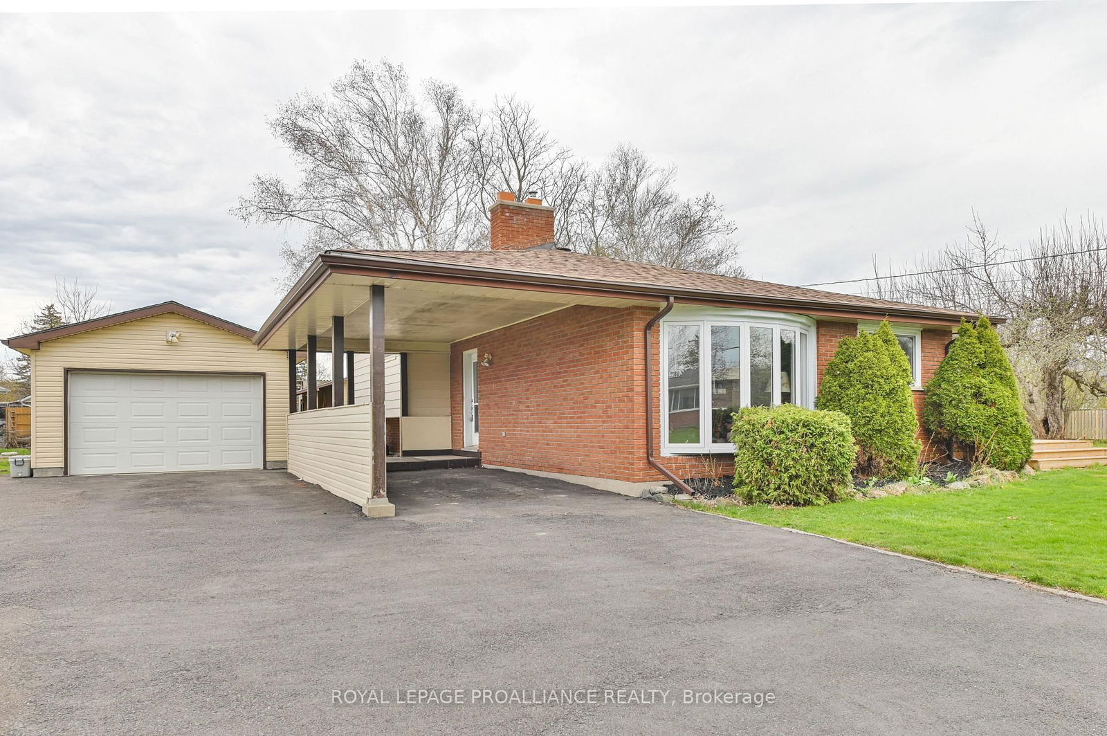 Detached House for sale at 16 Thurlow Drive, Belleville, Belleville Ward, K8N 0N8 - MLS: X12120424