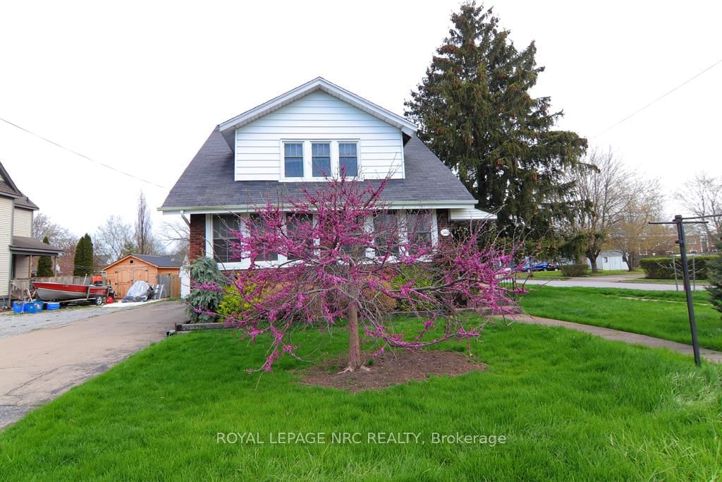 Detached House for sale at 300 Phipps Street, Fort Erie, Central, L2A 2V6 - MLS: X12120493