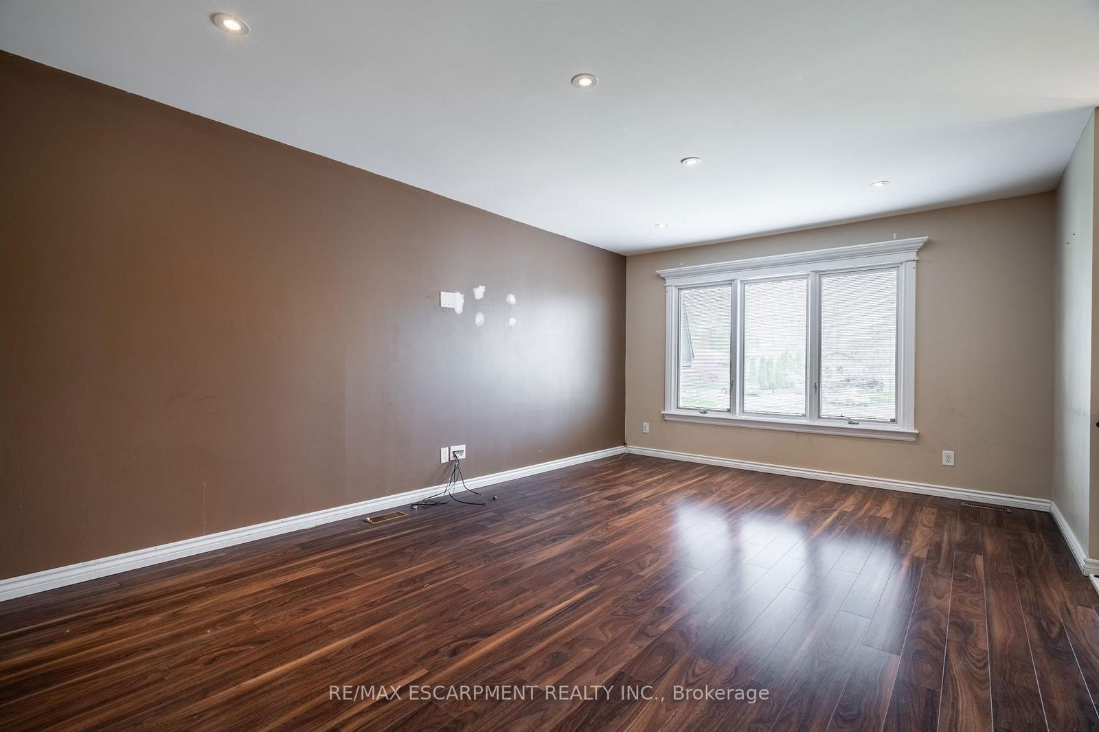 Detached House for sale at 7623 RAINBOW Crescent, Niagara Falls, Marineland, L2G 7K5 - MLS: X12120987