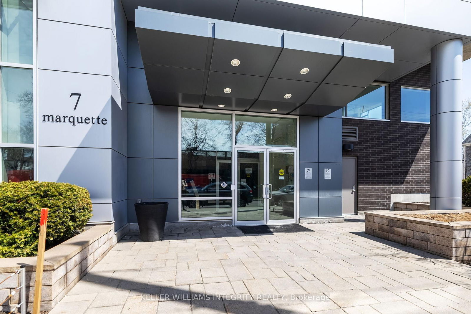 Condo sold at 308-7 Marquette Avenue, Ottawa, Vanier, K1L 8A7 - MLS: X12121082