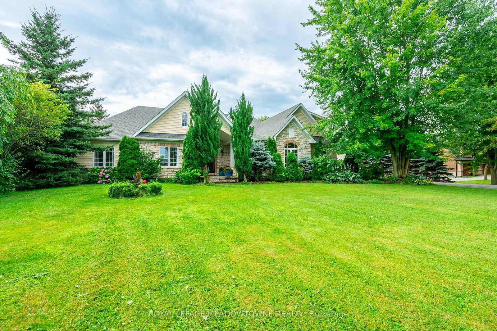 Detached House for sale at 128 Carlisle Road, Hamilton, Carlisle, L8B 0Z8 - MLS: X12121145