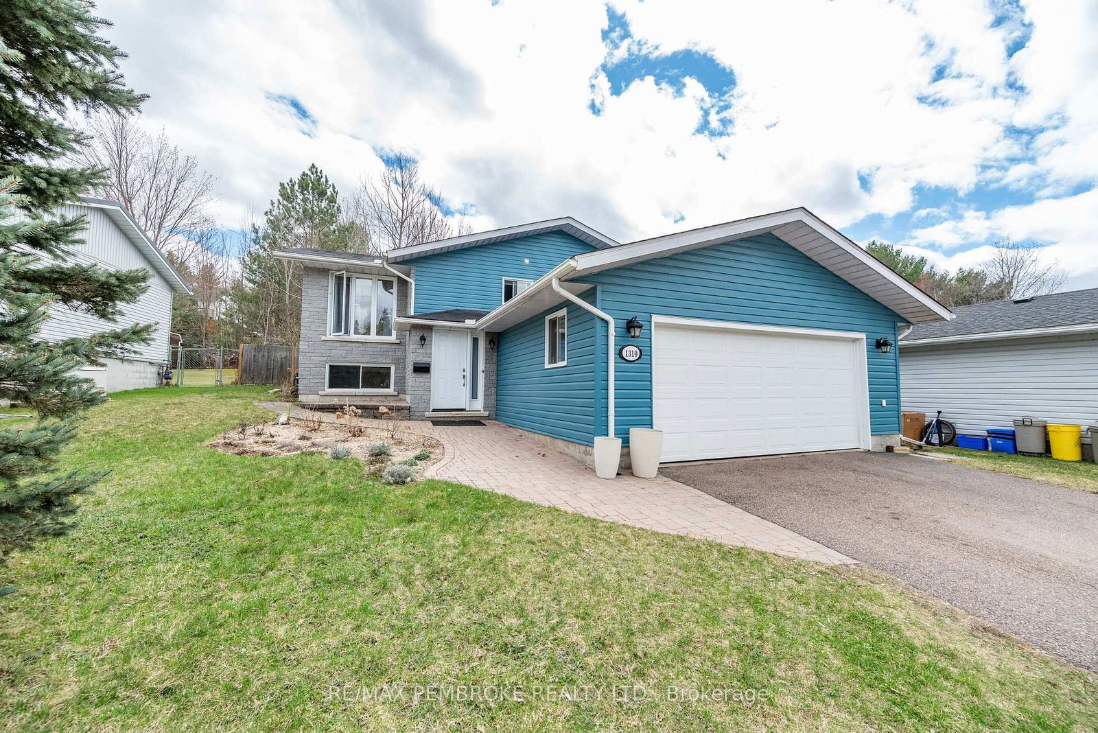Detached House for sale at 1310 Victoria Street, Petawawa, Petawawa, K8H 2G1 - MLS: X12122673