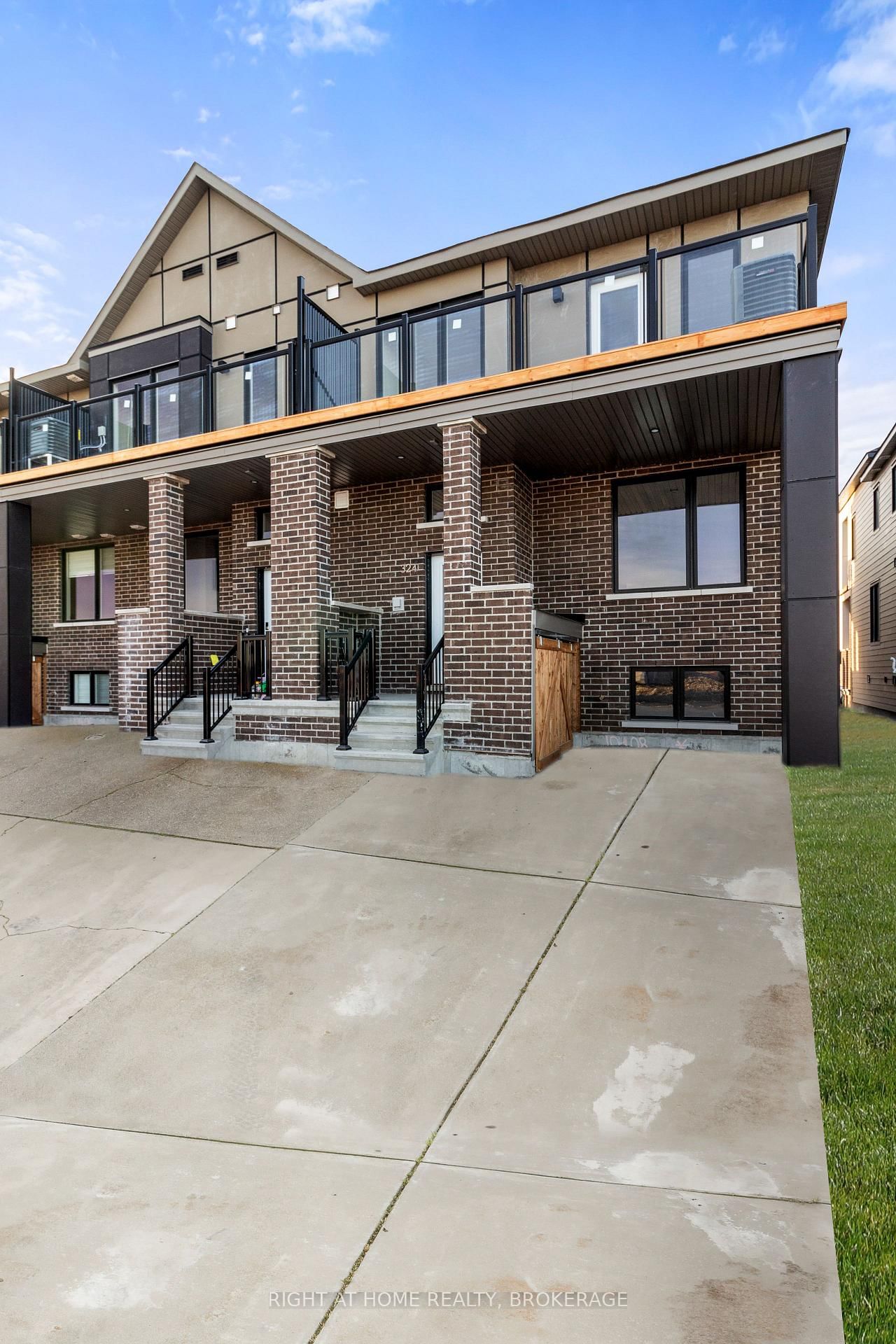 Townhouse for sale at 324 Catsfoot Walk, Ottawa, Barrhaven - Half Moon Bay, K2J 7G7 - MLS: X12123188