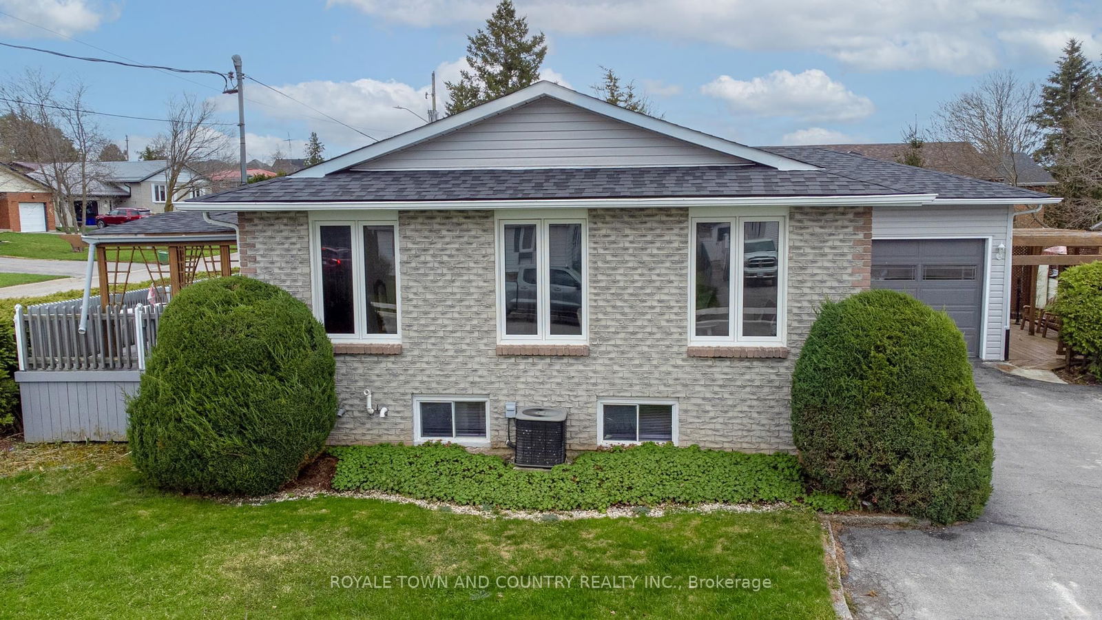 Detached House for sale at 27 Hillside Drive, Kawartha Lakes, Lindsay, K9V 1A3 - MLS: X12124270