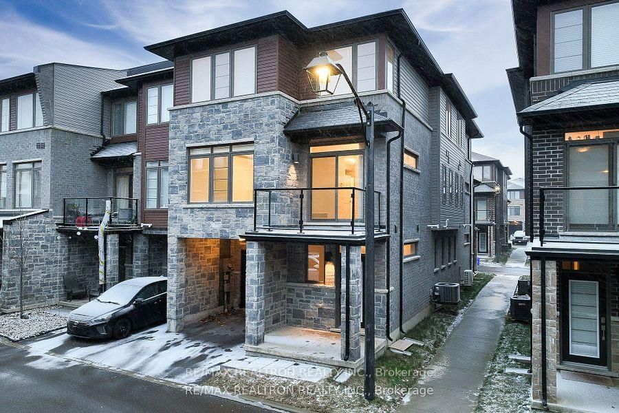 Townhouse for lease at 99-30 Times Square Boulevard, Hamilton, Stoney Creek, L8J 0L8 - MLS: X12125129