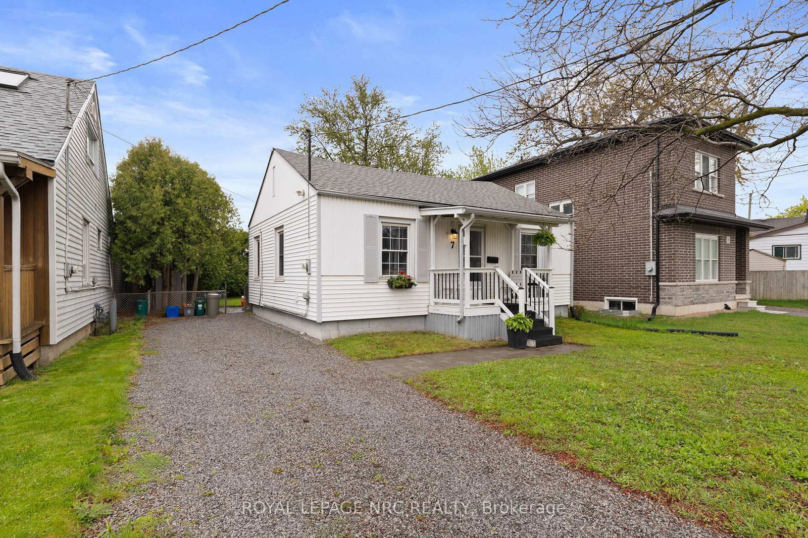 Detached House for sale at 7 Lancaster Avenue, St. Catharines, E. Chester, L2R 2R5 - MLS: X12125206